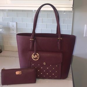 ❤️Burgundy Michael Kors Tote and Wallet❤️